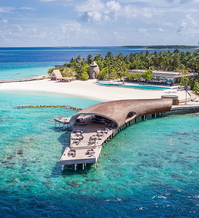 Este complejo de Maldivas es la gran dama de los bungalows sobre el agua 